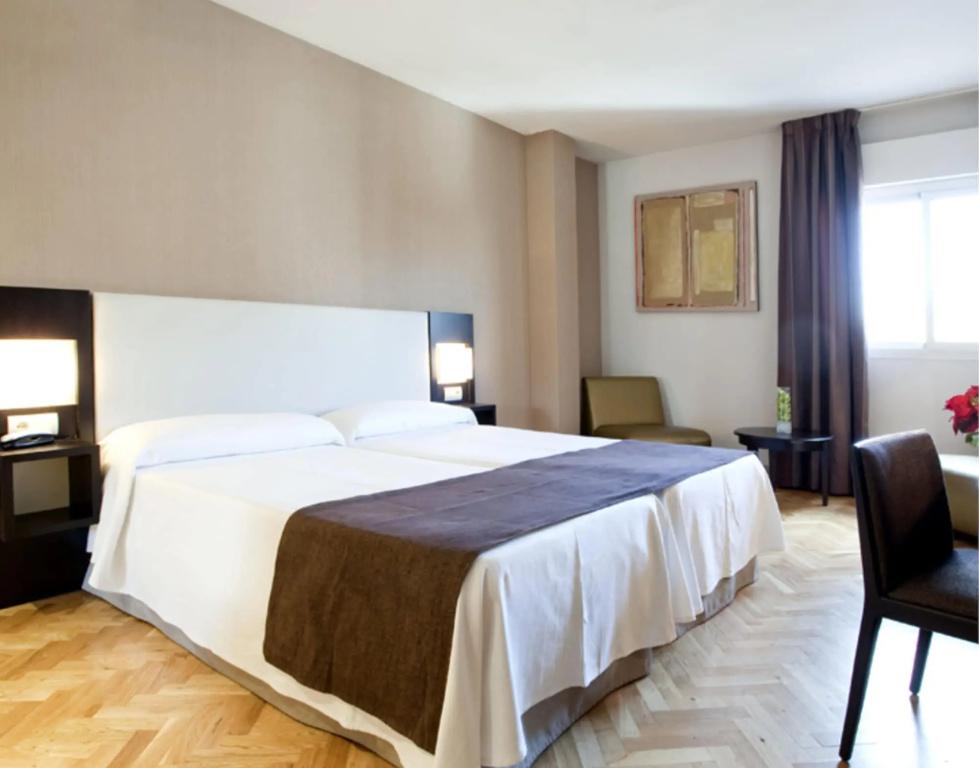 фото Hostal Carlos III