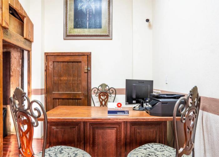 Capital O Hotel Villa Azura