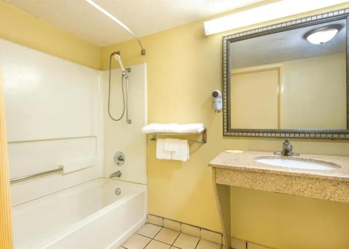 Days Inn by Wyndham Shorter