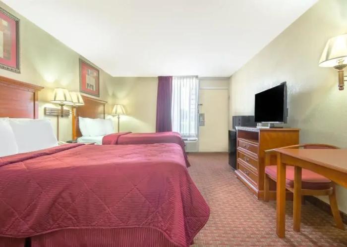 Days Inn by Wyndham Shorter