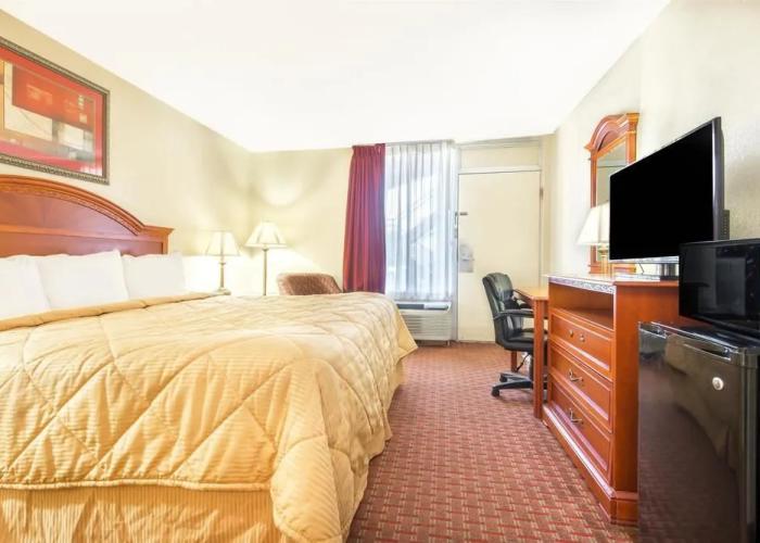 Days Inn by Wyndham Shorter