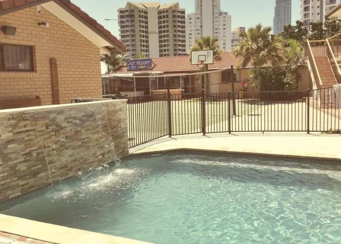 Maxmee Resort (formally Surfers Paradise Backpackers)