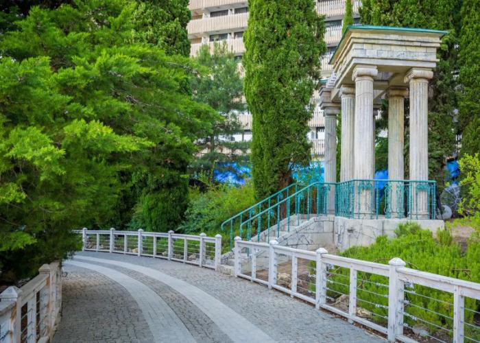 Yalta-Intourist Hotel