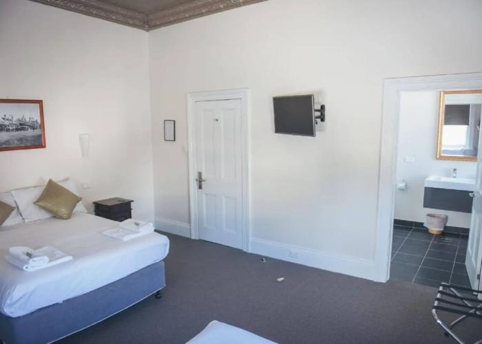 Deloraine Hotel