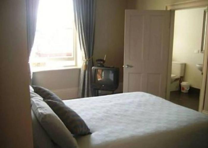 Deloraine Hotel