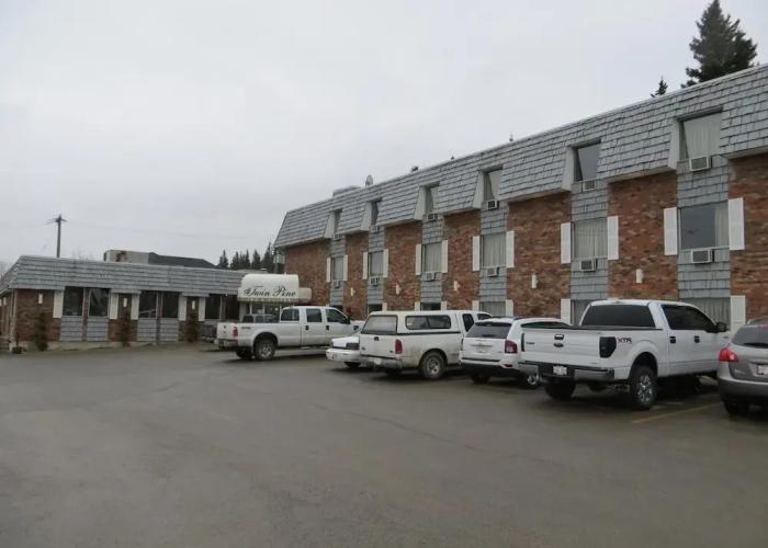 Twin Pine Inn & Suites