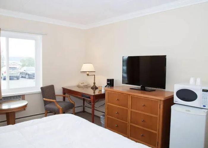 Twin Pine Inn & Suites