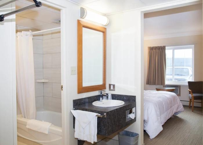 Twin Pine Inn & Suites