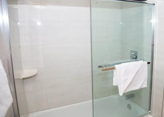 Twin Pine Inn & Suites