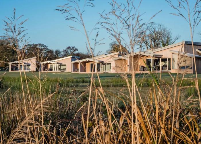 Executive Lakeside Lodge at Mullans Bay
