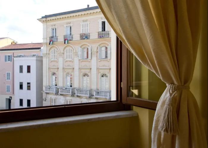 Piazza Azuni 18 Guest House