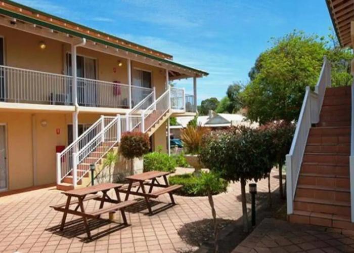 Higgins Lane Motel