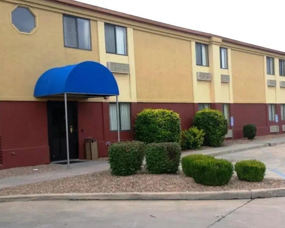 Coratel Inn & Suites by Jasper Park City - Wichita North
