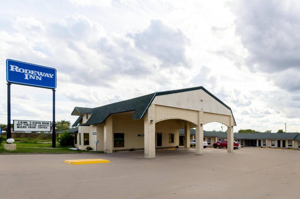 Three Rivers Executive Inn & Suites By OYO