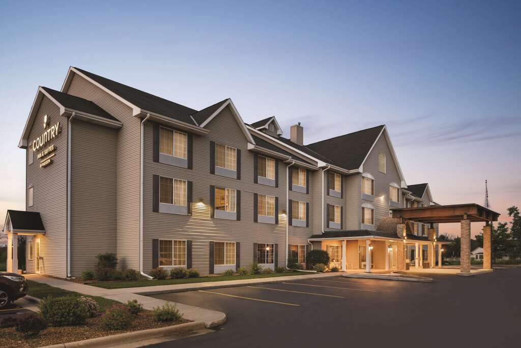 Country Inn & Suites by Radisson, West Bend, WI