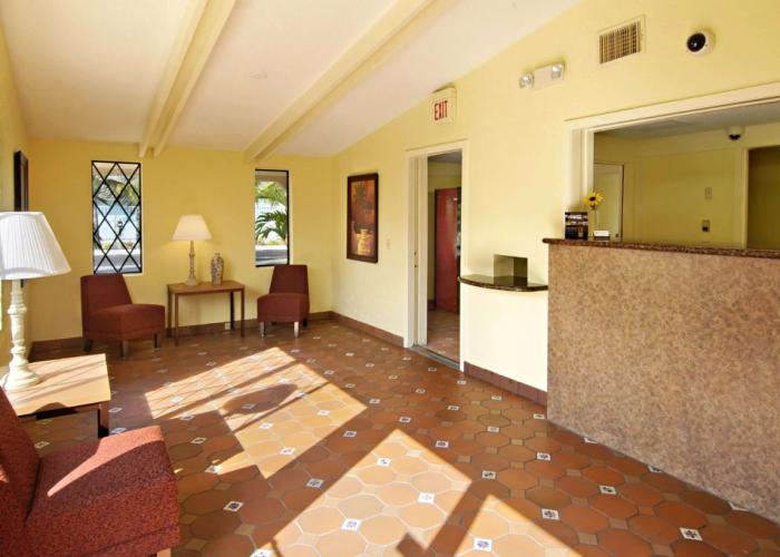 Super 8 by Wyndham Lantana West Palm Beach