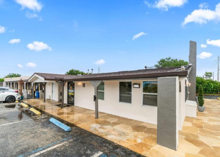 Super 8 by Wyndham Lantana West Palm Beach