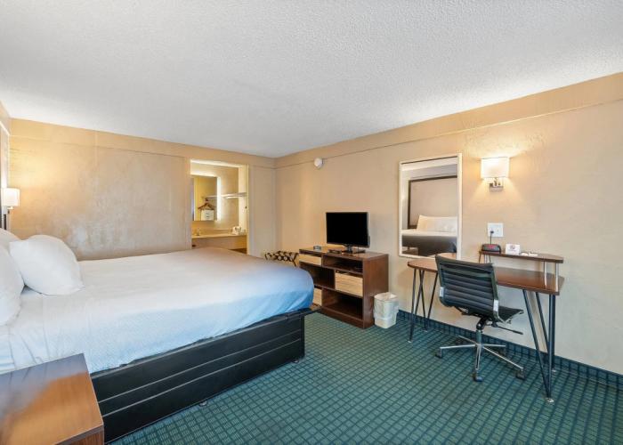 Super 8 by Wyndham Lantana West Palm Beach