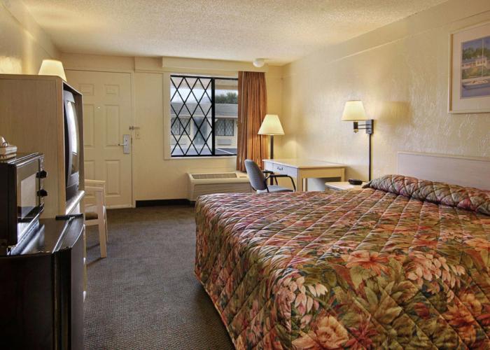 Super 8 by Wyndham Lantana West Palm Beach