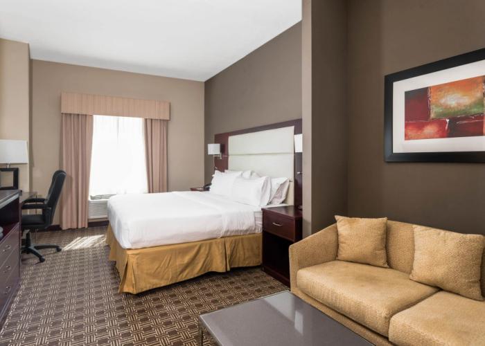 Holiday Inn Express & Suites Lantana by IHG