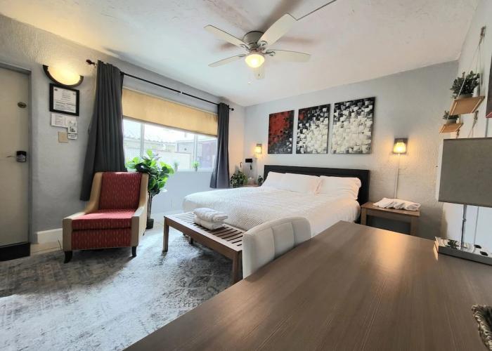 Barefoot Mailman Inn & Suites