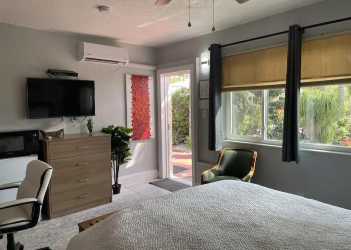 Barefoot Mailman Inn & Suites