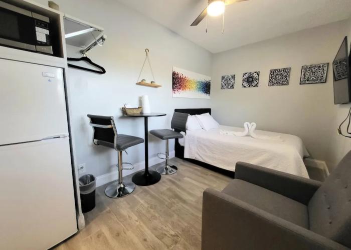 Barefoot Mailman Inn & Suites