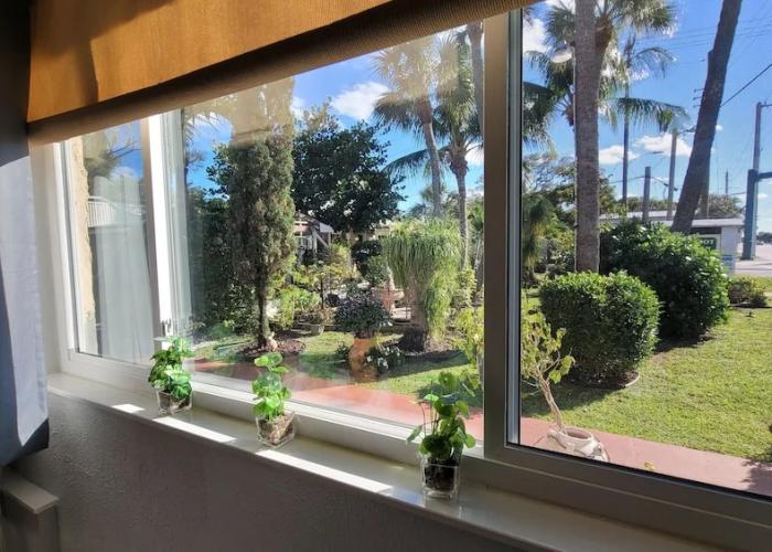 Barefoot Mailman Inn & Suites