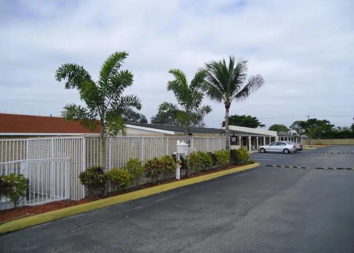 Super 8 Lantana West Palm Beach