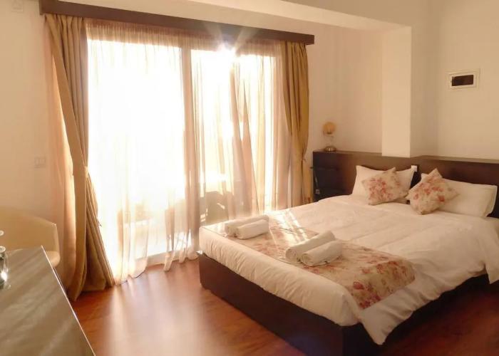 Ampoulos Rooms & Apartments