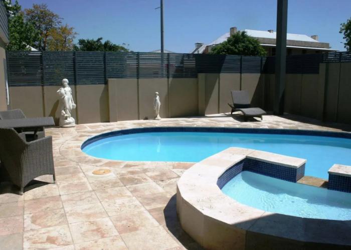 Noah's Mid City Motor Inn