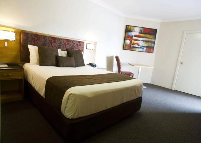 Noah's Mid City Motor Inn