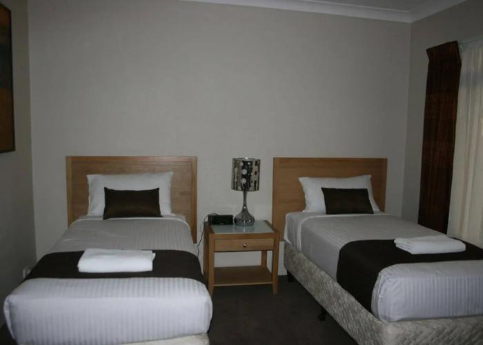 Noah's Mid City Motor Inn