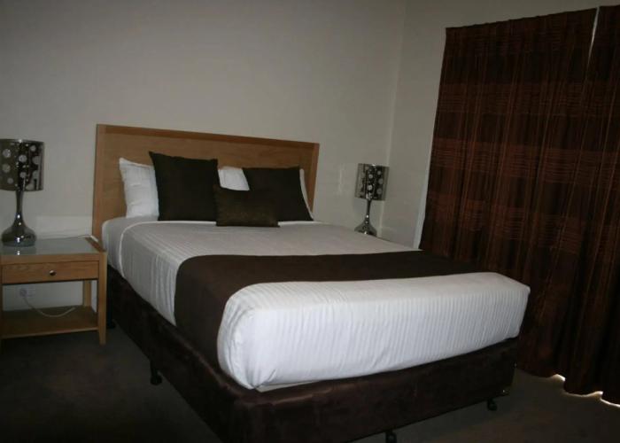 Noah's Mid City Motor Inn