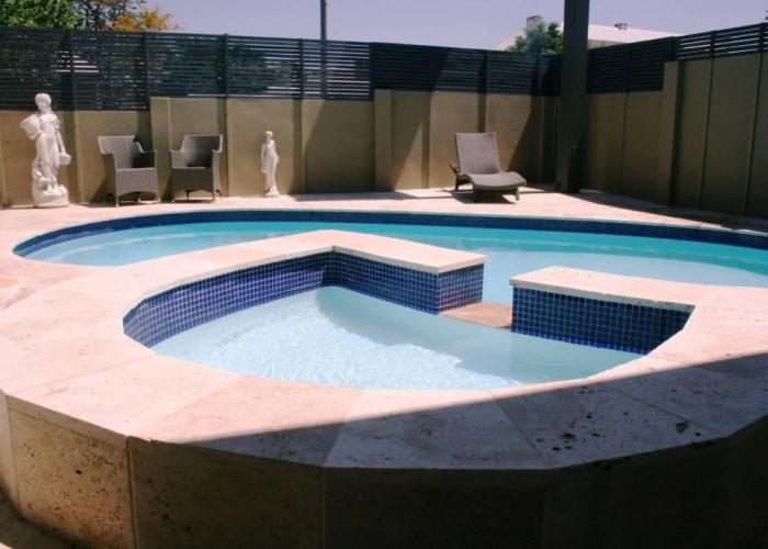 Noah's Mid City Motor Inn