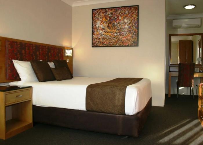 Noah's Mid City Motor Inn