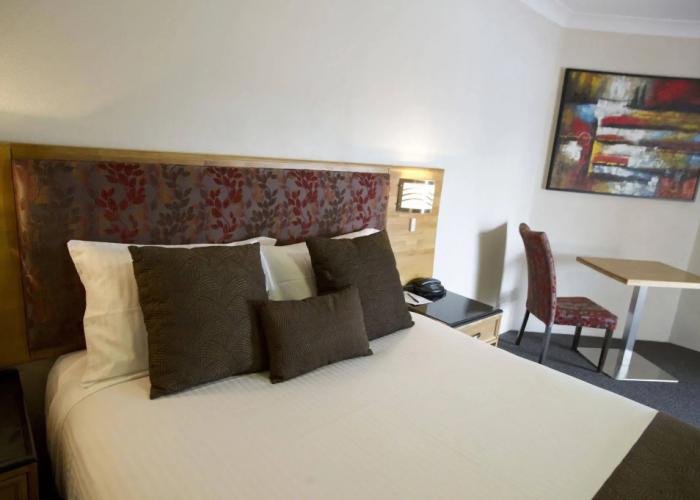 Noah's Mid City Motor Inn