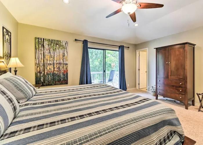 Quiet Lake Conroe Townhome w/ 2 Boat Slips!