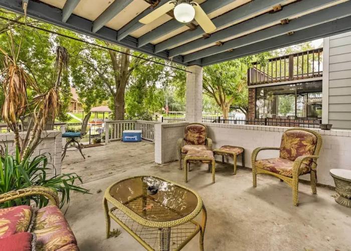 Quiet Lake Conroe Townhome w/ 2 Boat Slips!