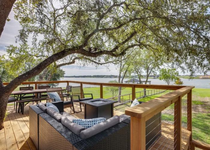 Willis Waterfront Home w/ Deck on Lake Conroe!