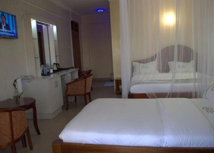 Two Oceans Hotel-Voi