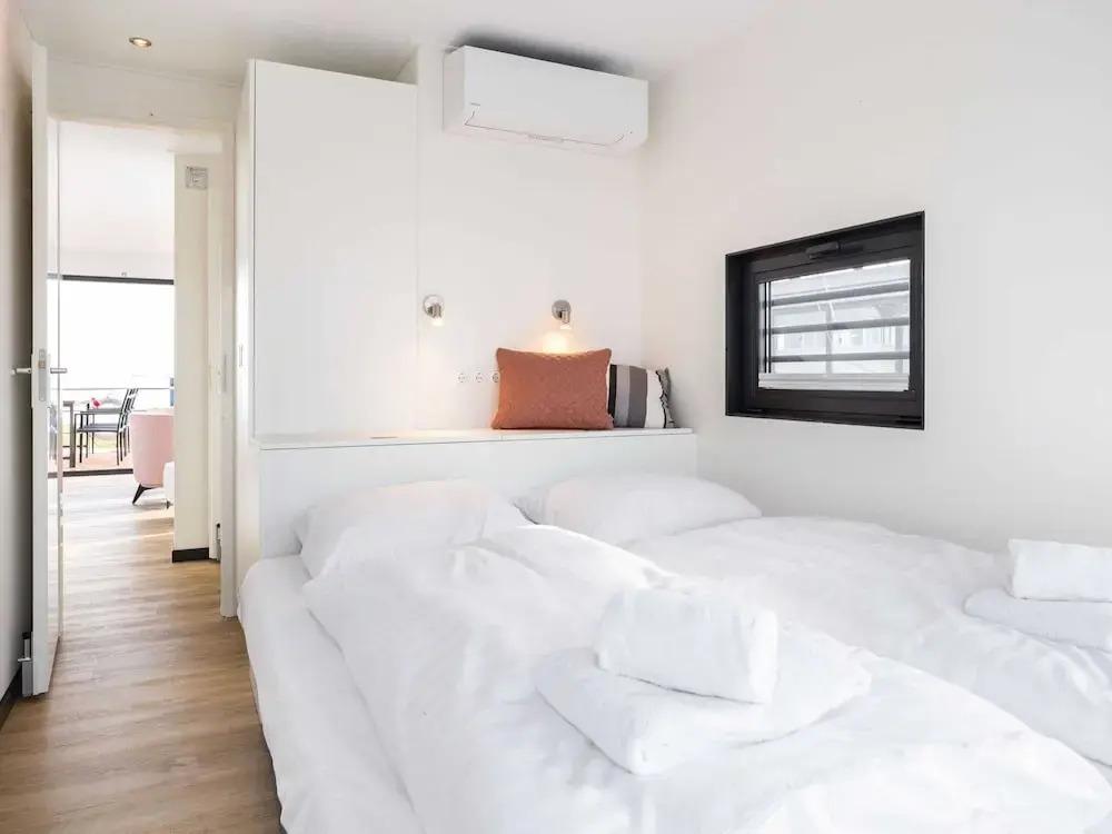 Houseboat on and Around the Sneekermeer