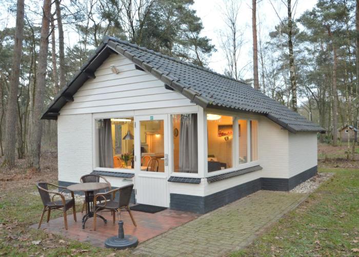 Completely Detached Bungalow in a Nature-filled Park by a Large fen