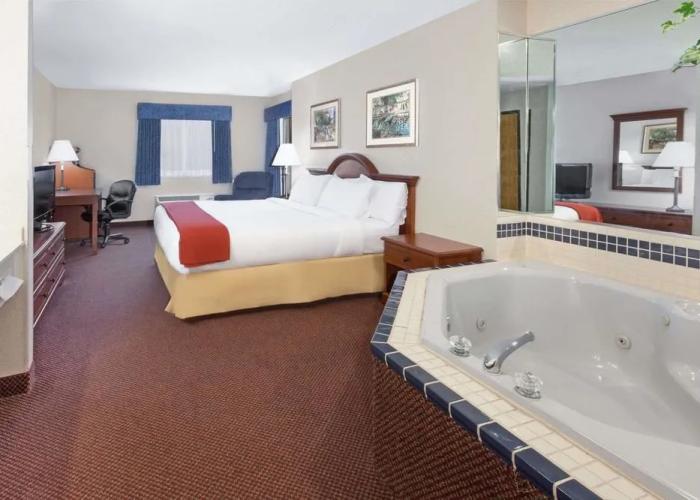 Baymont Inn & Suites Howell/Brighton