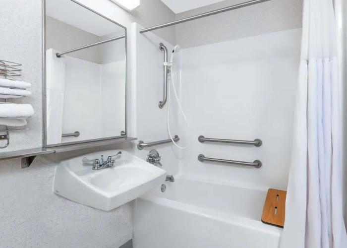 Baymont Inn & Suites Howell/Brighton