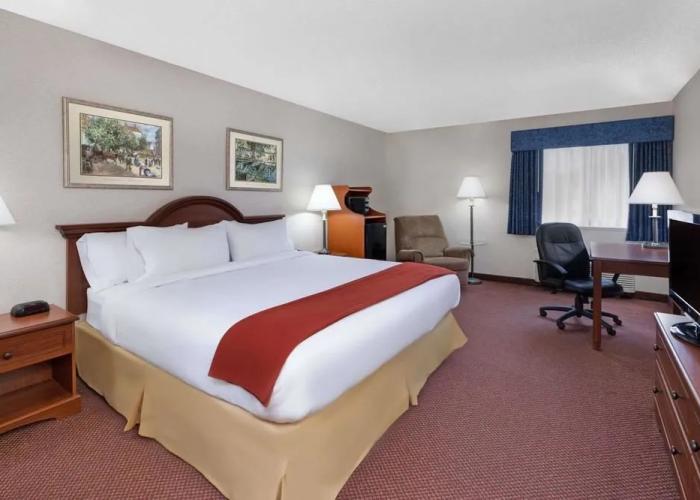 Baymont Inn & Suites Howell/Brighton