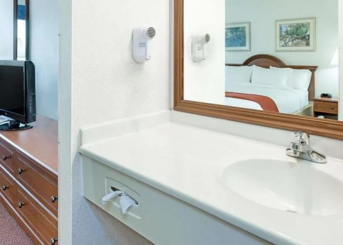 Baymont Inn & Suites Howell/Brighton