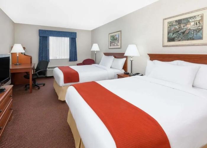 Baymont Inn & Suites Howell/Brighton