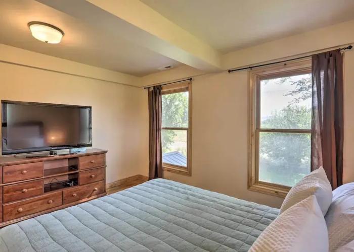 Fruita Victorian Home w/ Hot Tub + Mountains!