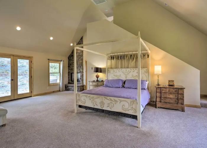 Fruita Victorian Home w/ Hot Tub + Mountains!